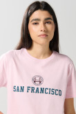 Camiseta rosada clara cuello redondo con arte college