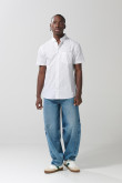 Camisa blanca con diseños en mini print y cuello button down