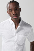Camisa blanca con diseños en mini print y cuello button down