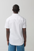 Camisa blanca con diseños en mini print y cuello button down