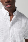 Camisa blanca con diseños en mini print y cuello button down