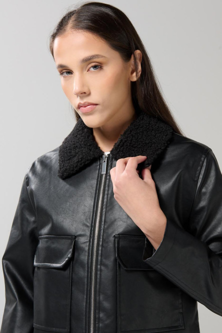 Chaqueta unicolor en PU crop con cuello trucker sherpa