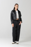Chaqueta unicolor en PU crop con cuello trucker sherpa