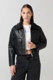 Chaqueta unicolor en PU crop con cuello trucker sherpa