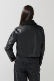 Chaqueta unicolor en PU crop con cuello trucker sherpa