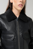 Chaqueta unicolor en PU crop con cuello trucker sherpa