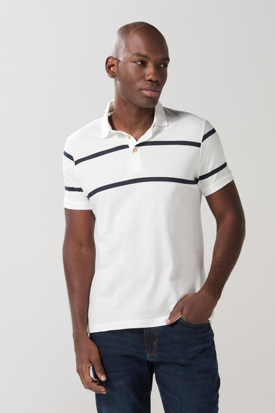Camiseta crema clara polo con rayas en contraste y botones