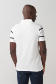 Camiseta crema clara polo con rayas en contraste y botones