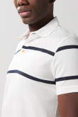 Camiseta crema clara polo con rayas en contraste y botones