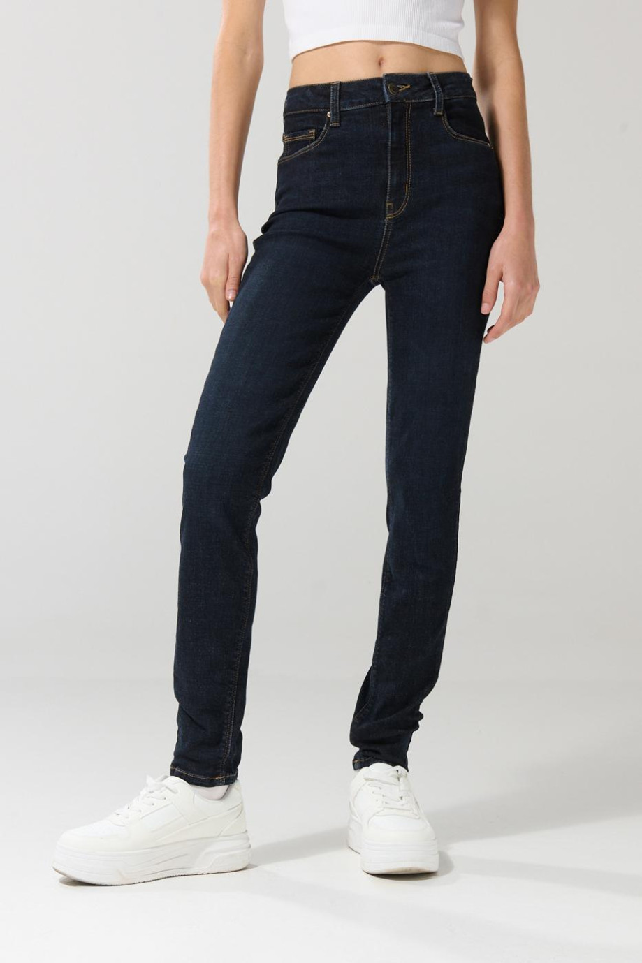 Jean súper tiro alto jegging azul intenso con fit ceñido