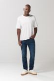 Jean tiro bajo straight leg azul con bota recta y desgastes