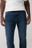Jean tiro bajo straight leg azul con bota recta y desgastes