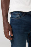 Jean tiro bajo straight leg azul con bota recta y desgastes