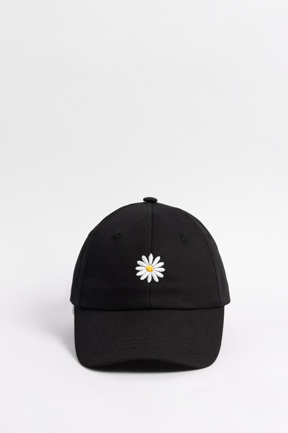 Cachucha negra beisbolera con diseño de flor en frente