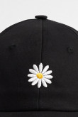 Cachucha negra beisbolera con diseño de flor en frente