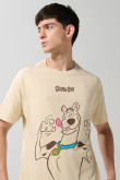 Camiseta kaki clara cuello redondo con arte de Scooby-Doo