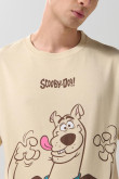 Camiseta kaki clara cuello redondo con arte de Scooby-Doo