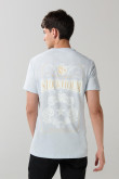 Camiseta manga corta azul clara con diseños college
