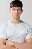 Camiseta manga corta azul clara con diseños college
