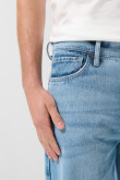 Jean baggy azul claro con tiro medio y bota ancha