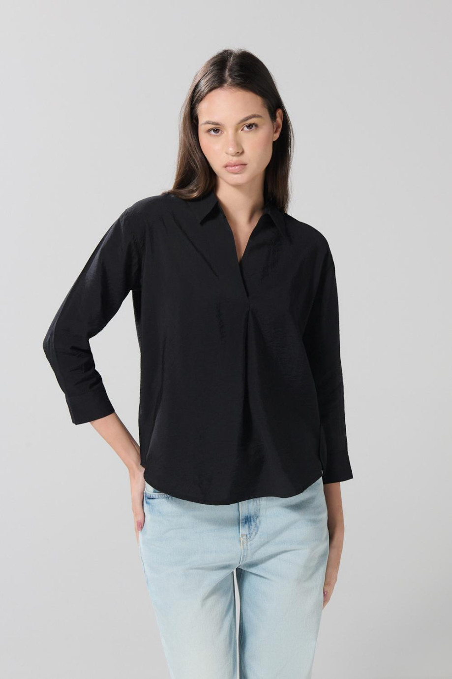 Blusa manga 3/4 unicolor con cuello camisero y prense