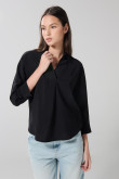 Blusa manga 3/4 unicolor con cuello camisero y prense