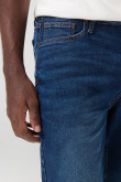 Bermuda azul oscura slim en jean tiro bajo con desgastes