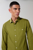 Camisa en algodón unicolor cuello sport collar con bolsillo