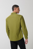 Camisa en algodón unicolor cuello sport collar con bolsillo