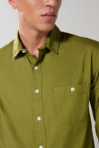 Camisa en algodón unicolor cuello sport collar con bolsillo