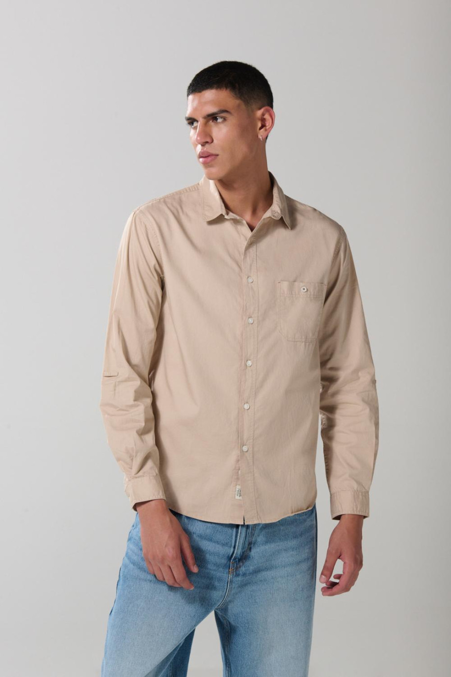 Camisa en algodón unicolor cuello sport collar con bolsillo