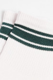 Media urbana corta, con diseño en costado en jacquard, de lineas
