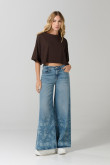 Camiseta crop top oversize unicolor con diseño de osito
