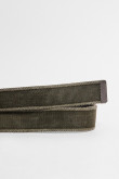 Cinturón tipo reata verde oscuro con chapa rectangular