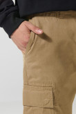 Pantalón cargo en dril unicolor con bota recta y tiro bajo
