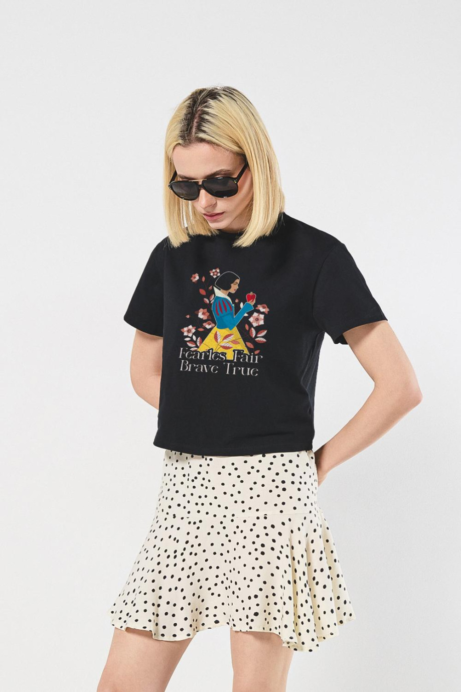 Crop top femenino manga corta con estampado en frente de Blanca Nieves