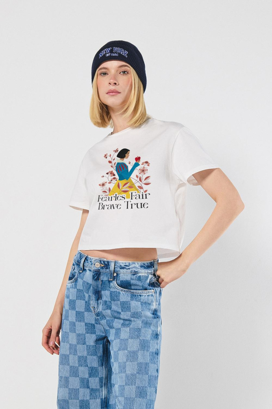 Crop top femenino manga corta con estampado en frente de Blanca Nieves
