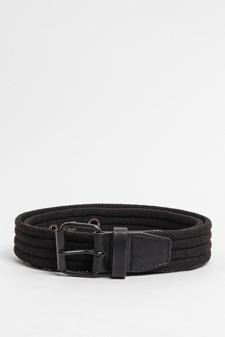 Cinturón negro tipo reata con ojaletes metálicos