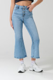 Jean flare azul oscuro con tiro alto, bota ancha y botones