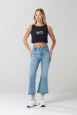 Jean flare azul oscuro con tiro alto, bota ancha y botones