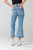 Jean flare azul oscuro con tiro alto, bota ancha y botones