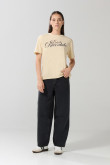 Camiseta kaki cuello redondo con texto college delantero
