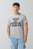 Camiseta gris cuello redondo con texto college en frente
