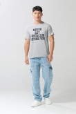 Camiseta gris cuello redondo con texto college en frente