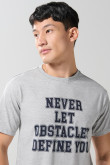 Camiseta gris cuello redondo con texto college en frente