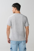Camiseta gris cuello redondo con texto college en frente