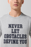 Camiseta gris cuello redondo con texto college en frente