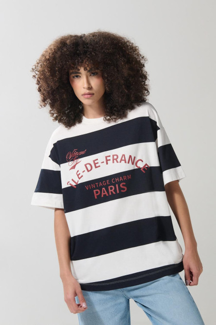 Camiseta crema a rayas oversize college con manga corta