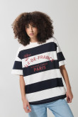 Camiseta crema a rayas oversize college con manga corta