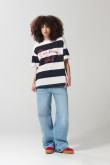 Camiseta crema a rayas oversize college con manga corta